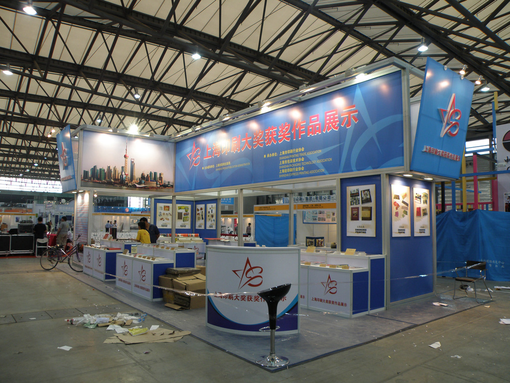 Nimo展示廠家直銷 八棱柱展覽系統在會展服務中的專業搭建優勢